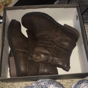 Brand new never worn boots